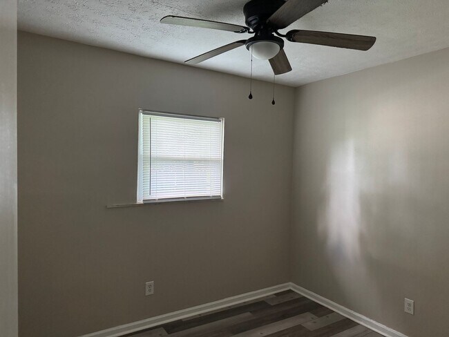 Building Photo - 3 Bedroom, 1 Bath Ranch Home in Columbus' ...