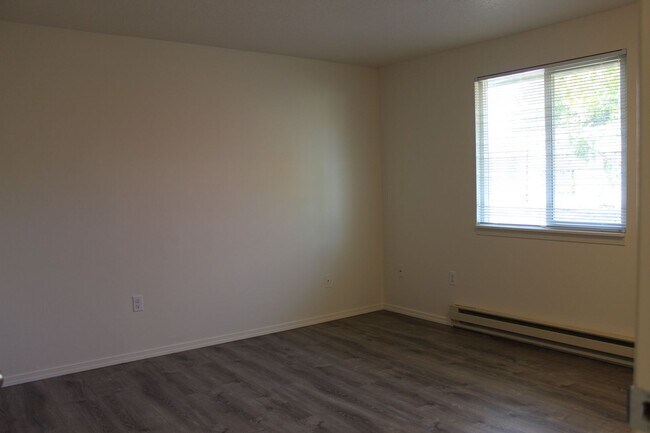 Building Photo - 4 bedroom 2 bath ranch house