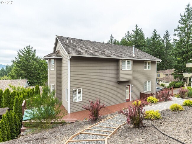 Building Photo - Immaculate 4 bedroom, 3.5 bathroom, tri-level Home in Tigard!! Expansive Views, Office space, Gam...