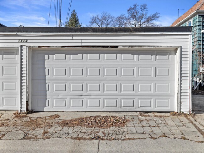 Building Photo - 1613 E Hartford Ave