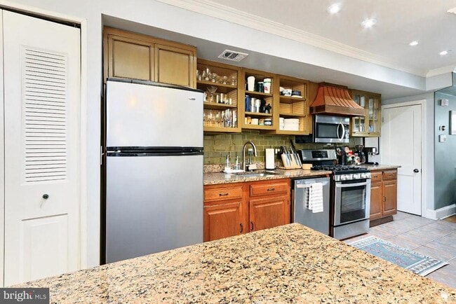 Building Photo - 1724 E St NE