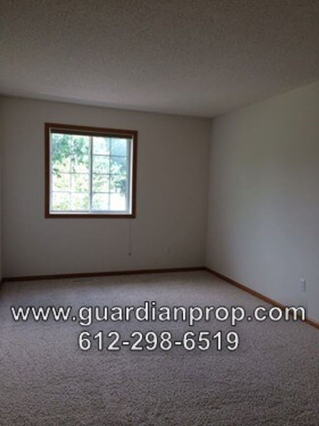 Building Photo - End Unit Townhouse for October 1 Close to ...