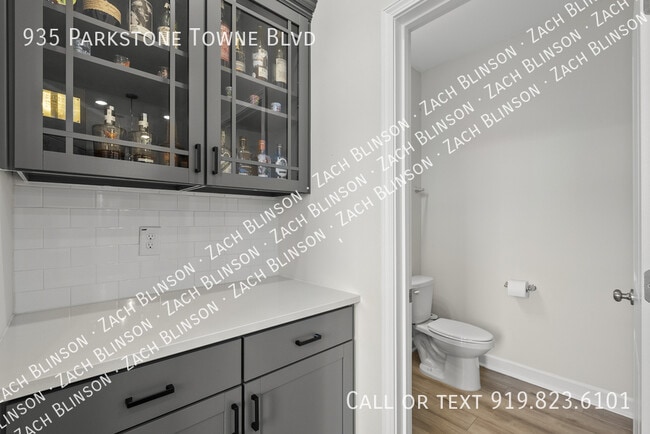 Building Photo - 935 Parkstone Towne Blvd