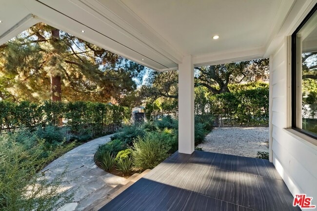 Building Photo - 2400 Glendower Ave