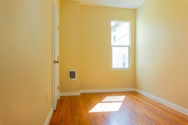 Building Photo - Spacious 3 bedroom / 2 bathroom single family home available in Tacoma!