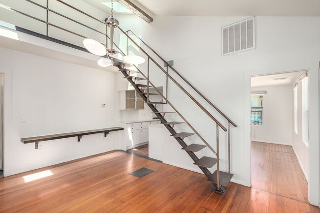 Building Photo - Gorgeous Loft near Roosevelt Row!