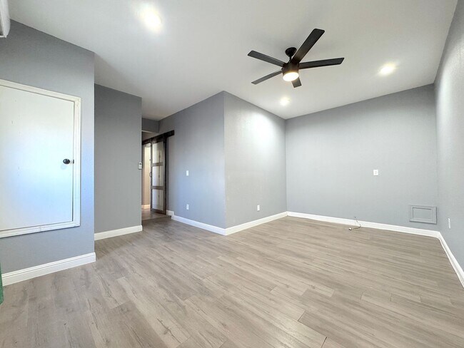 Building Photo - Gorgeous 5bed/3bath Refrig A/C with 2 Master Bedrooms!