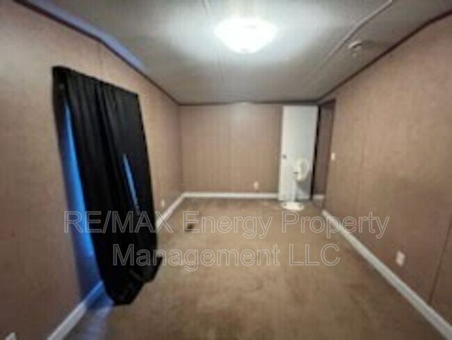 Building Photo - 10896 N Cedar Rd