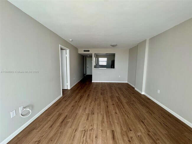 Building Photo - 7125 Bay Dr