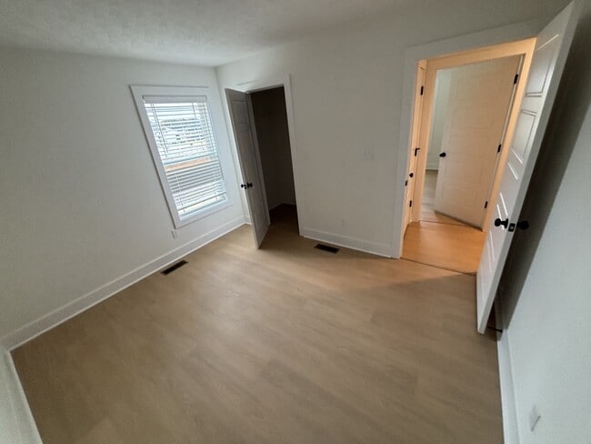 Building Photo - 921 Alberta Dr