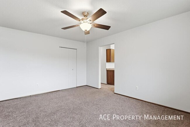 Building Photo - 733 Dakota Dr