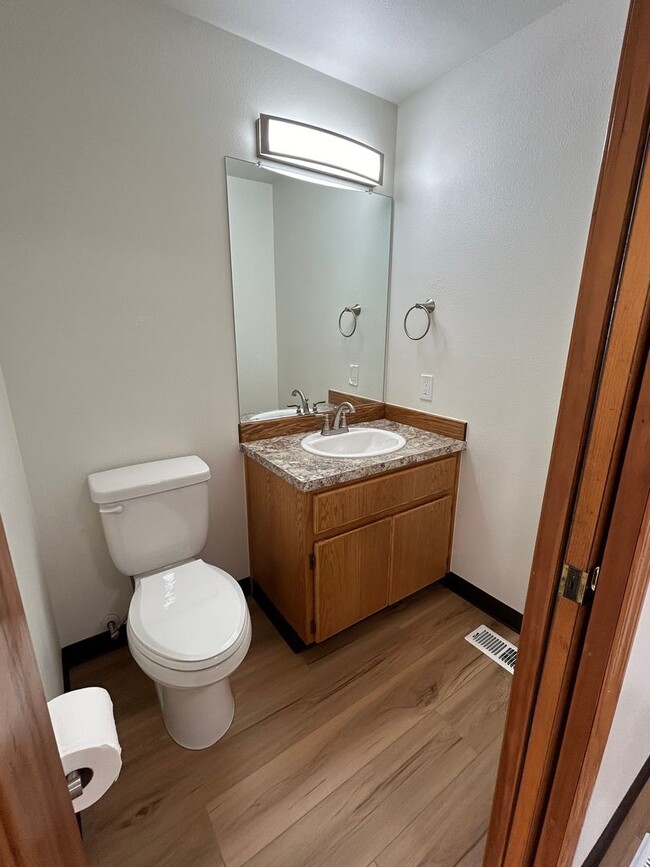 Building Photo - Newly Remodeled 4B/2.5Ba in East Vancouver!