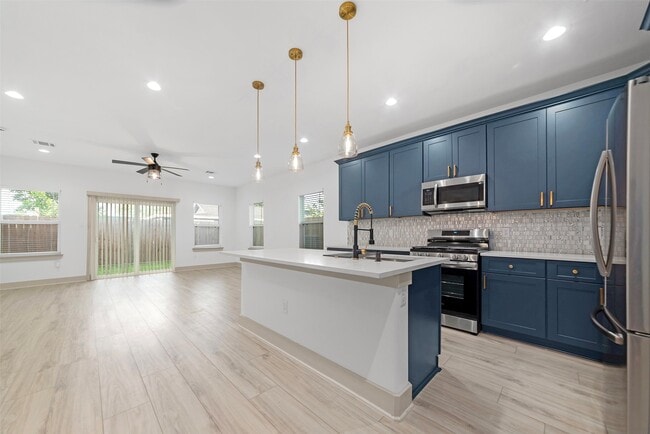 Building Photo - 837 W Little York Rd