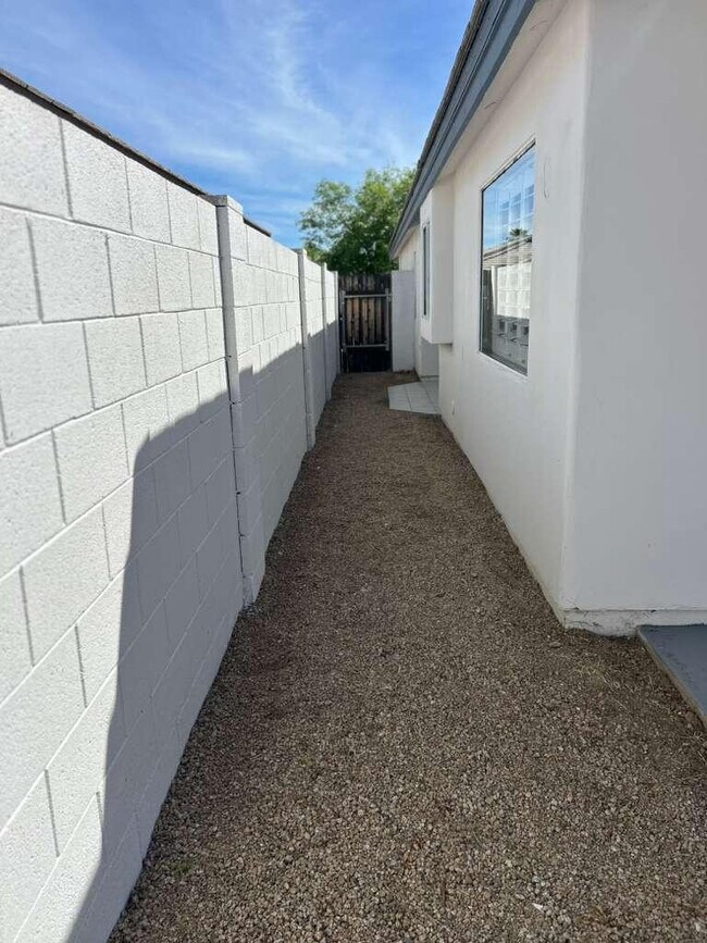 Building Photo - 15822 N 5th Ave