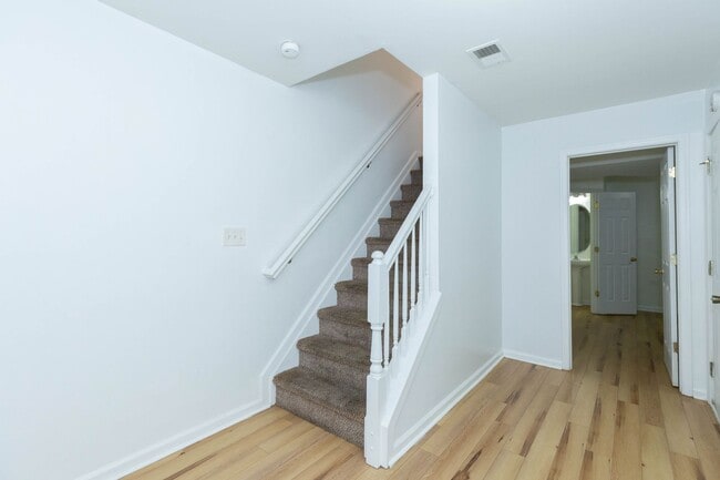 Building Photo - 3 Bed/2 Full,2 Half Bath Townhome in Marti...