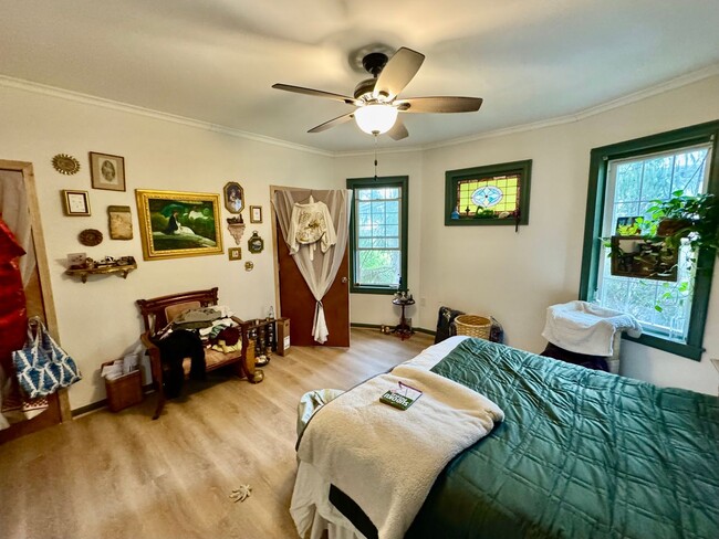Building Photo - Newly renovated spacious 4 bedroom home in...
