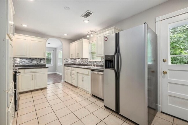 Building Photo - 2312 W Holly St