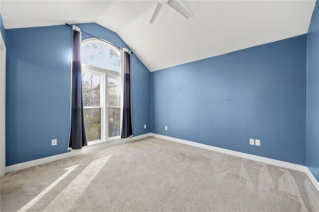 Building Photo - 1086 Pine Grove Ave NE