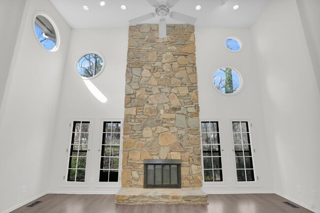 Building Photo - NOT YOUR AVERAGE 4 BEDROOM HOUSE!