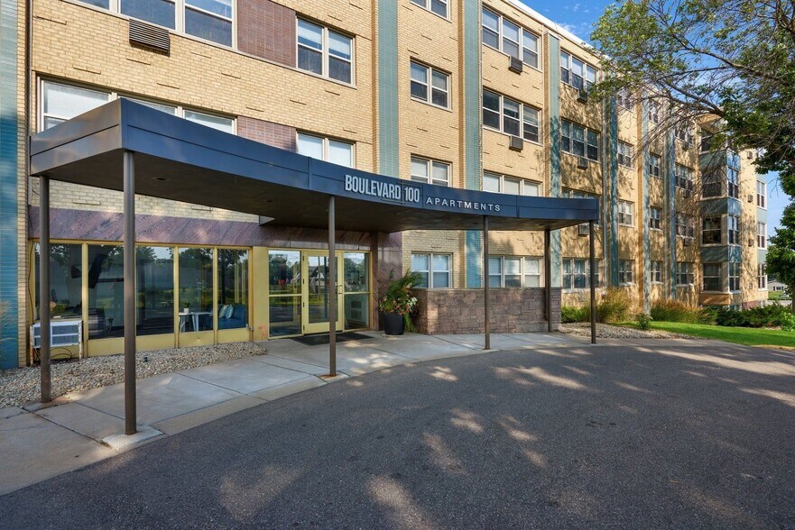 Interior Photo - BLVD 100