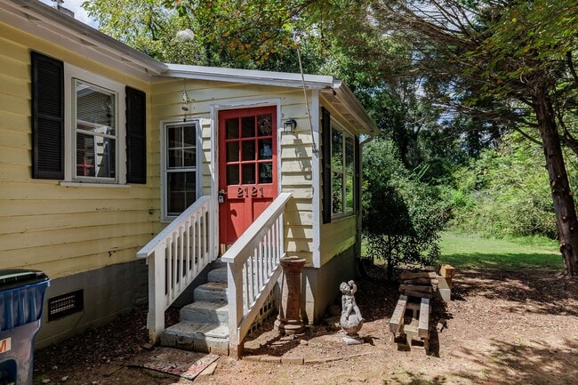 Building Photo - 2121 Simonton Bridge Rd