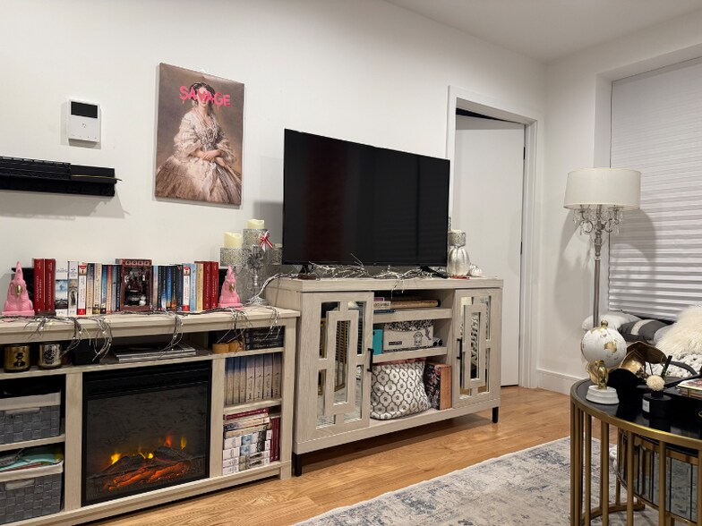 Building Photo - 479 Monroe St