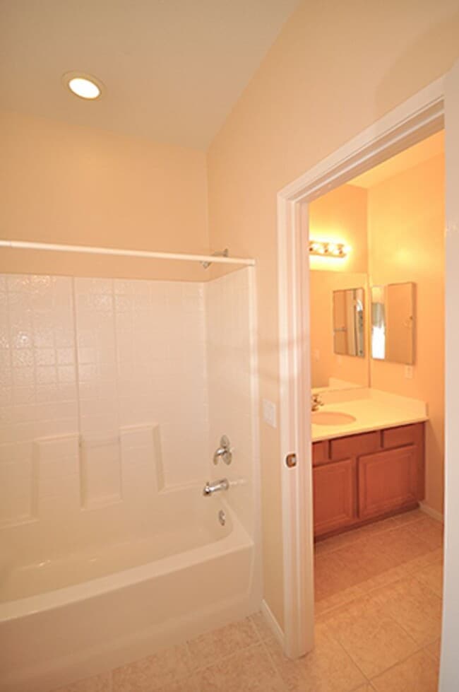 Building Photo - Spacious 5 Bedroom Family Home in Rancho del Oro!