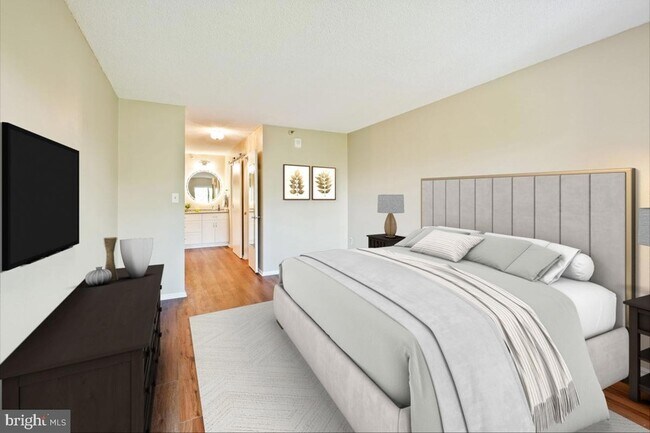 Building Photo - 15101 Interlachen Dr