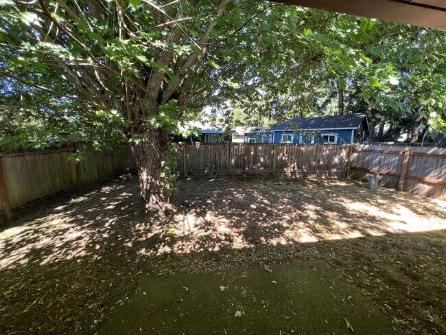 Building Photo - 2 Bedroom 1 Bathroom Duplex in Springfield