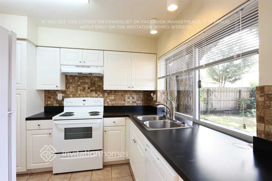 Building Photo - 2732 Wiltshire Ave