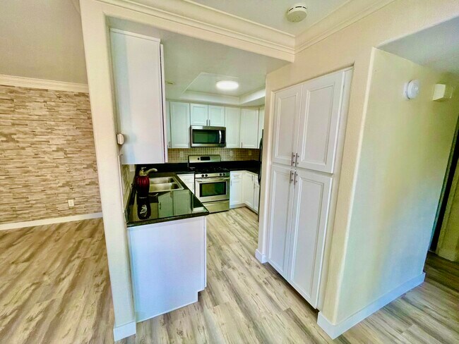 Building Photo - 5054 Los Morros Way