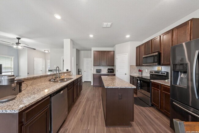 Building Photo - 4 Bedroom/2.5 Bath Summerhill Subdivision