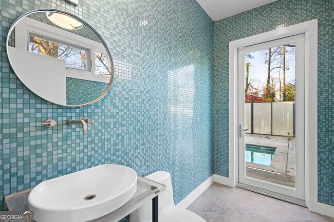 Building Photo - 935 Custer Ave SE