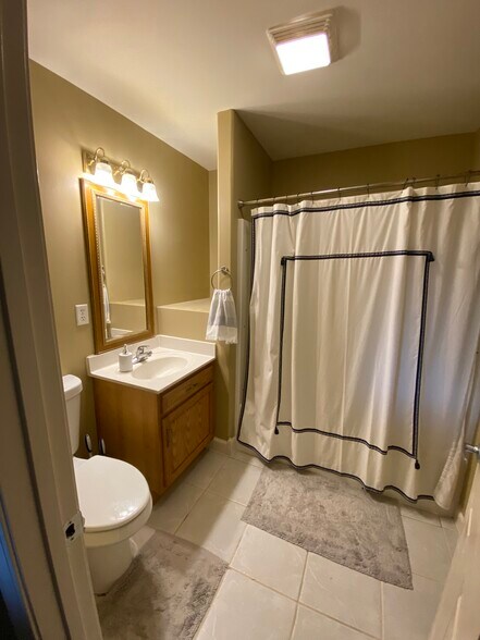 Building Photo - 2004 Utica Pike