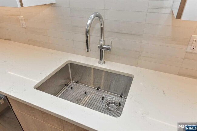 Building Photo - 108 Collignon Way