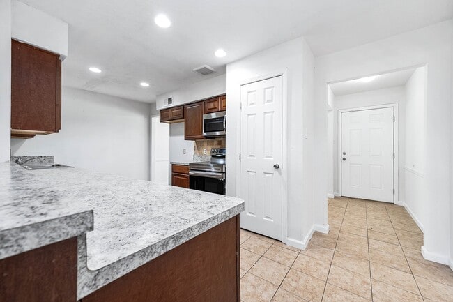 Building Photo - 13706 Towneway Dr