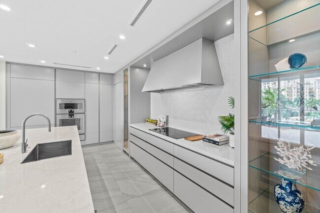 Building Photo - 220 SE Mizner Blvd