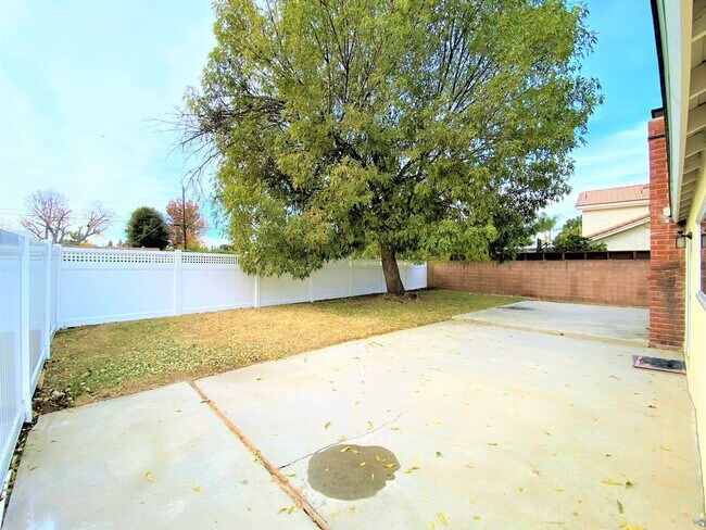 Building Photo - Spacious 3-Bedroom Retreat with Newly Reno...