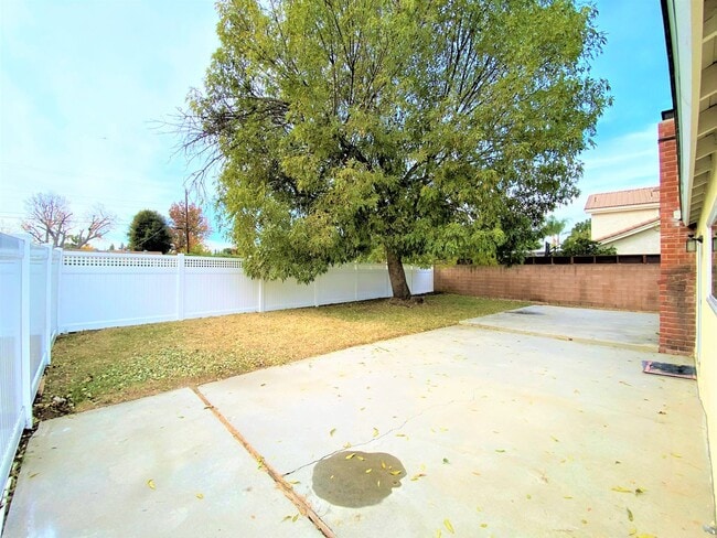 Building Photo - Spacious 3-Bedroom Retreat with Renovated ...