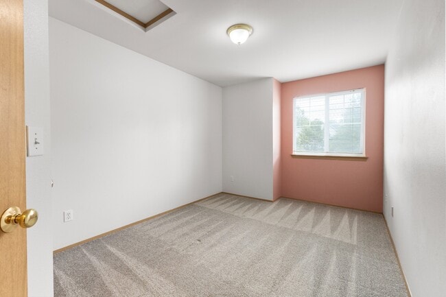 Building Photo - Spacious Townhome with Fenced In Back Yard