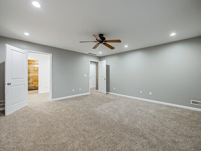 Building Photo - Charming 3-Bed, 2.5-Bath Home in Pinckney!