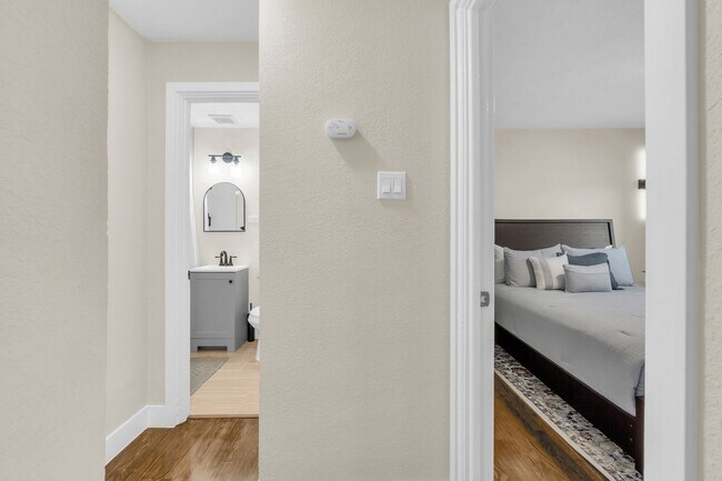 Building Photo - Fully Furnished Sunnyside Townhome | All-Inclusive | Flexible Stays