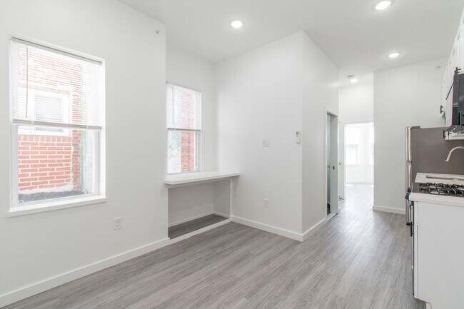 Building Photo - New! Renovated & Modern Apartment