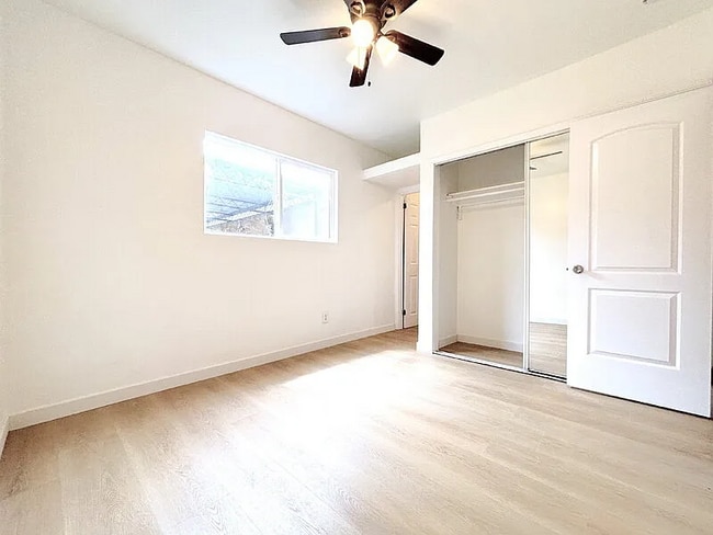 Building Photo - 727 E 81st St