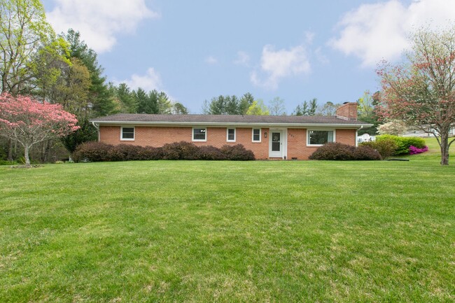 Primary Photo - 3BR/2BA Home with Detached Garage – Fletch...