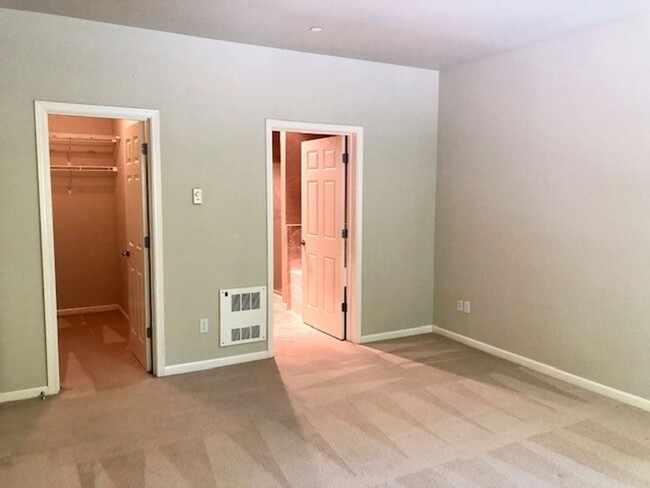 Building Photo - 1Bd/1.5Ba Kenmore Condo