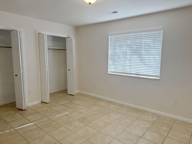Building Photo - 975 S 250 W St