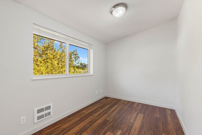 Building Photo - Lovely 3 Bedroom Townhome - Attached Garage