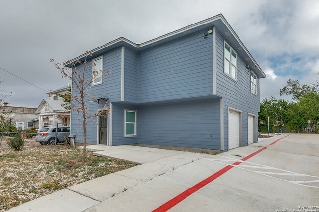 Building Photo - 1835 W Poplar St