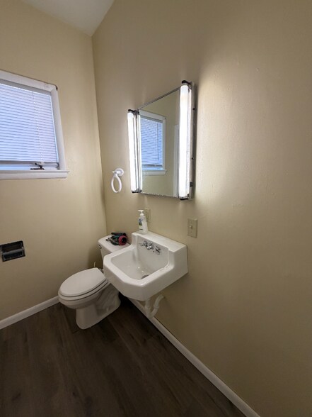 Building Photo - 423 W Walnut St